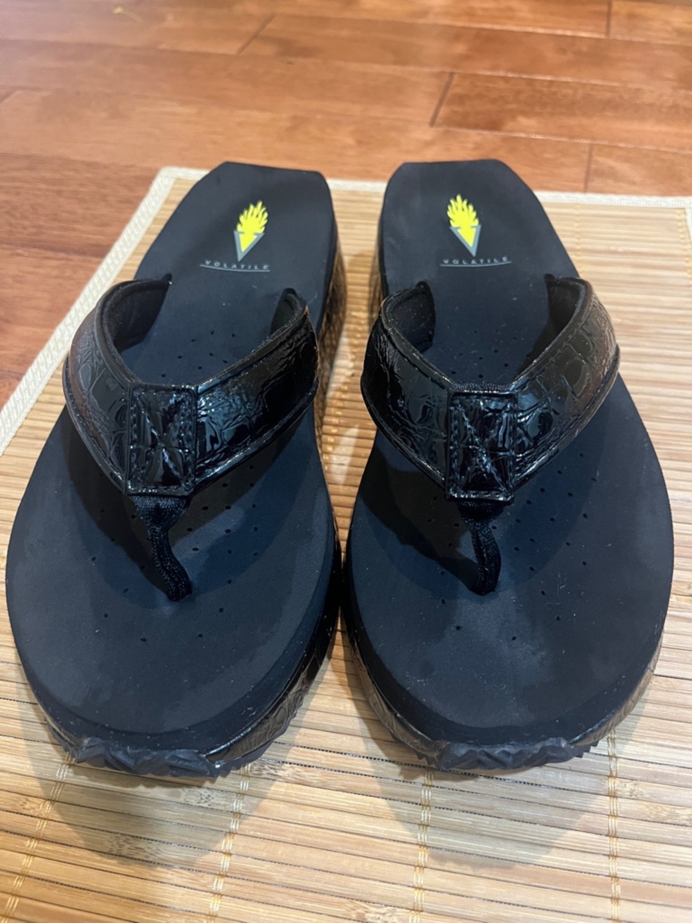 Volatile croc-embossed platform wedge flip-flops 2 in heel size 8